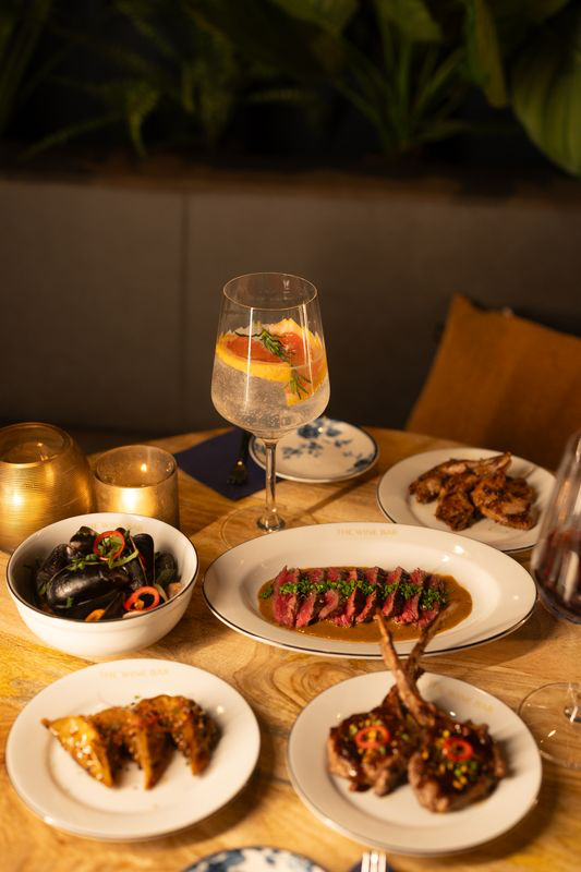 Tafel vol gerechten met cocktail