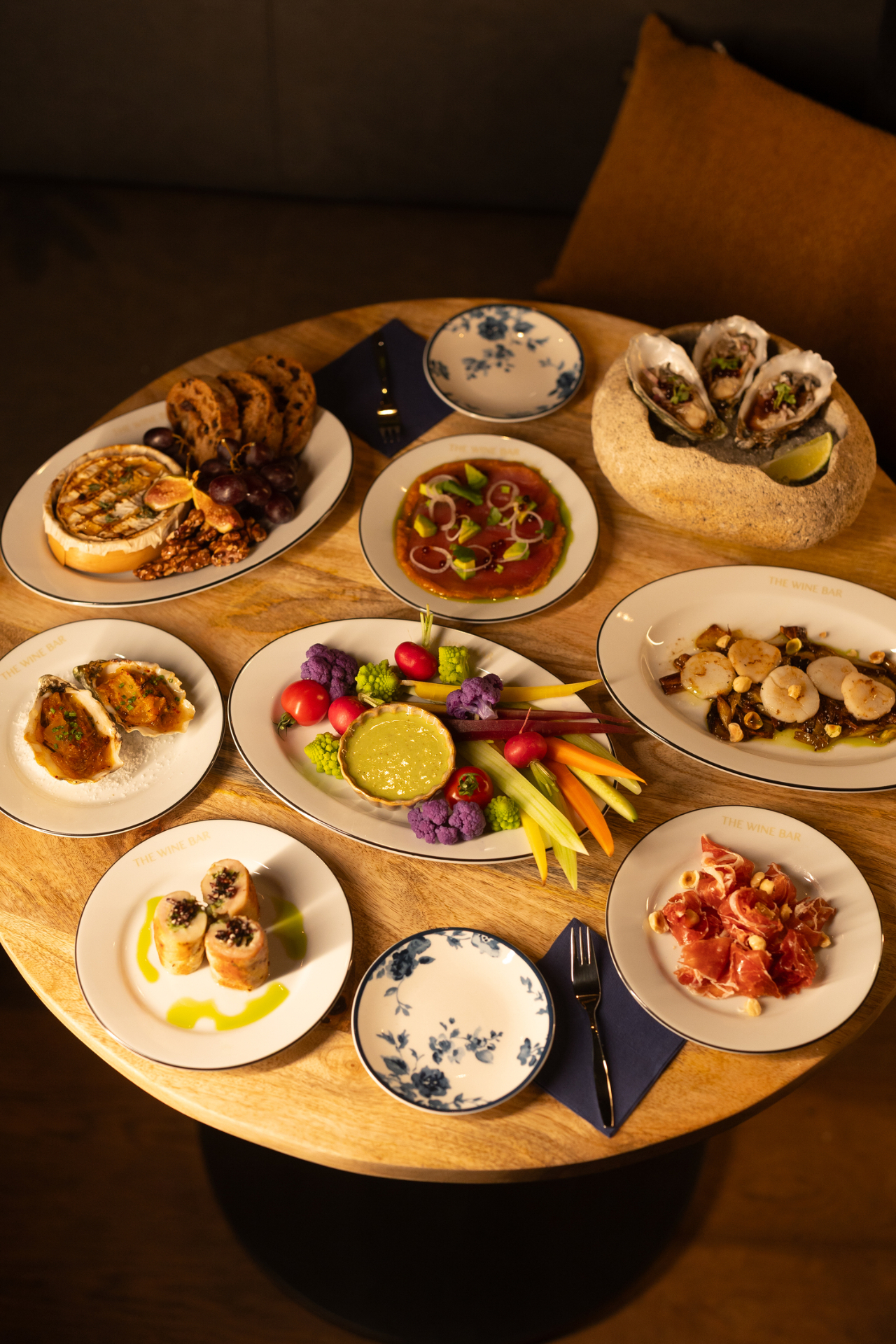 Tafel met gerechten en cocktail